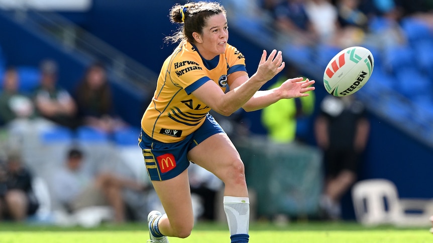 Rachael Pearson passes the ball to her left during a 2023 NRLW match.