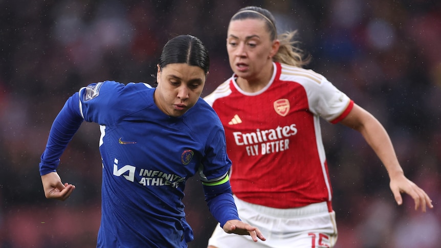 Sam Kerr dribbles the ball while playing for Chelsea against Arsenal.
