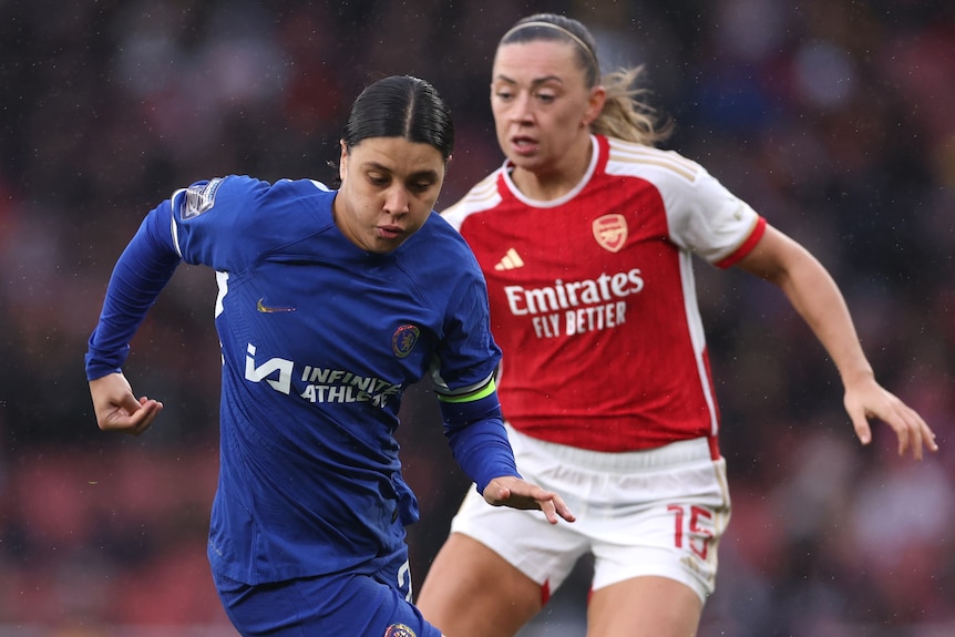Sam Kerr dribbles the ball while playing for Chelsea against Arsenal.