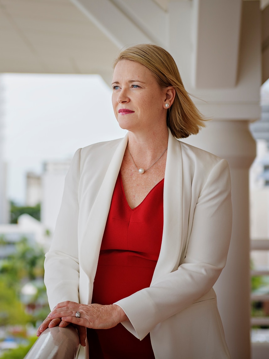 La líder del Territorio del Norte, Nicole Manison, se encuentra en el balcón del quinto piso del Parlamento del NT. 