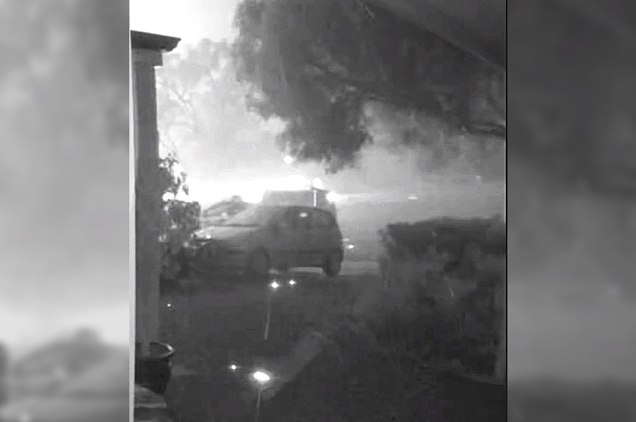 Imagens de câmeras de segurança mostram brasas caindo perto de um carro em uma garagem
