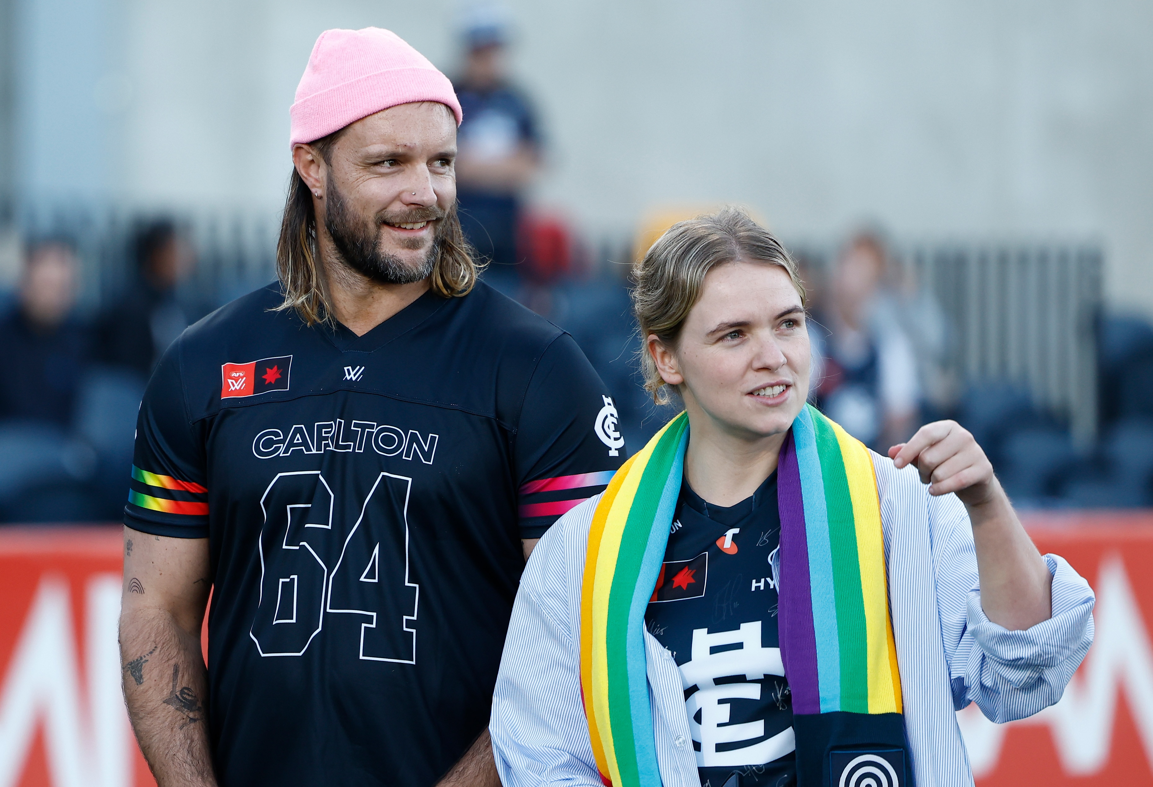 Mitch Brown usa una gorra rosa y una camiseta de Carlton Pride en un juego de la AFLW