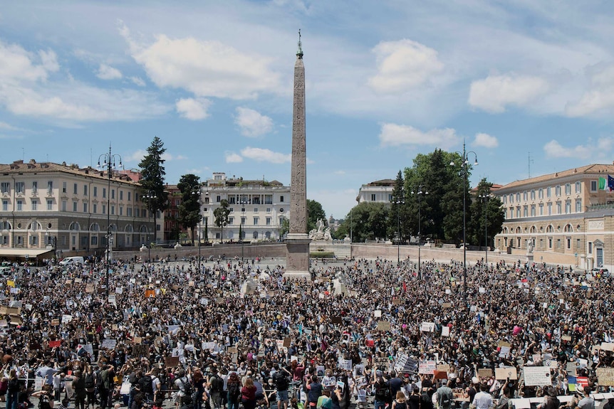 An aerial photo of thousands of people in Rome's People's Square