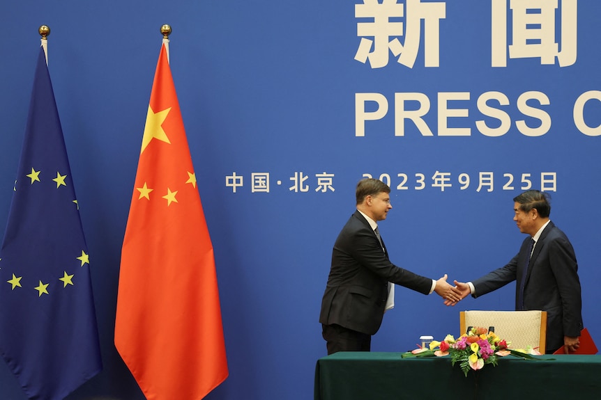 中国国务院副总理何立峰与欧盟执委会副主席杜姆布罗夫斯基斯共同主持第十次中欧经贸高层对话。