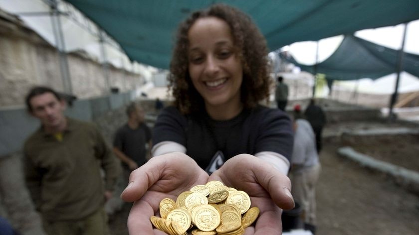 Nadine Ross displays a hoard of gold coins which was found in the Givati car park in Jerusalem