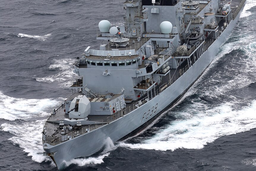 中国表示，其海军在敏感的台湾海峡警告了一艘英国护卫舰。