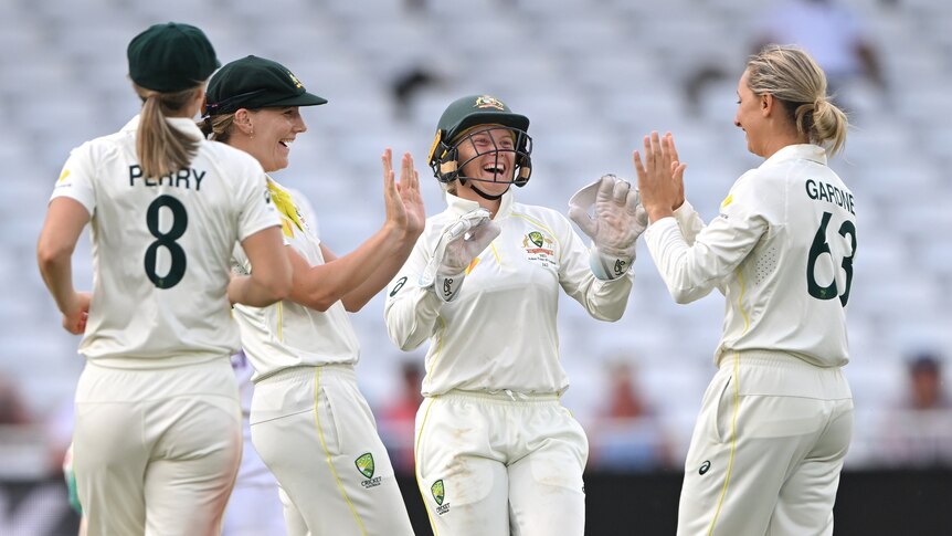 La victoire des femmes au Ashes Test pour l’Australie survient malgré les blessures aux doigts de la star spinner Ashleigh Gardner et de la skipper Alyssa Healy