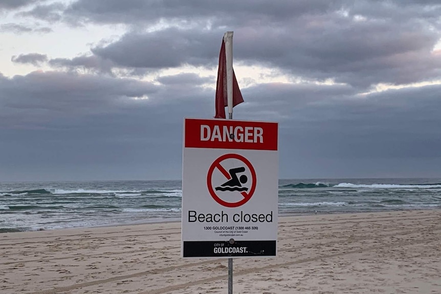 A beach closed sign at Greenmount.