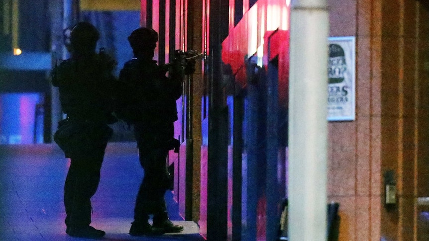 Police surround Lindt cafe in Sydney