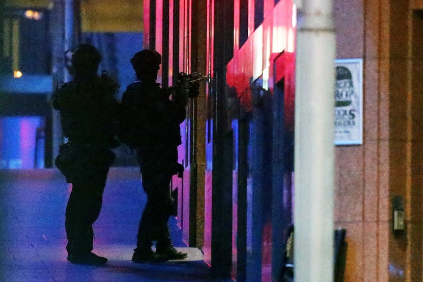 Police surround Lindt cafe in Sydney