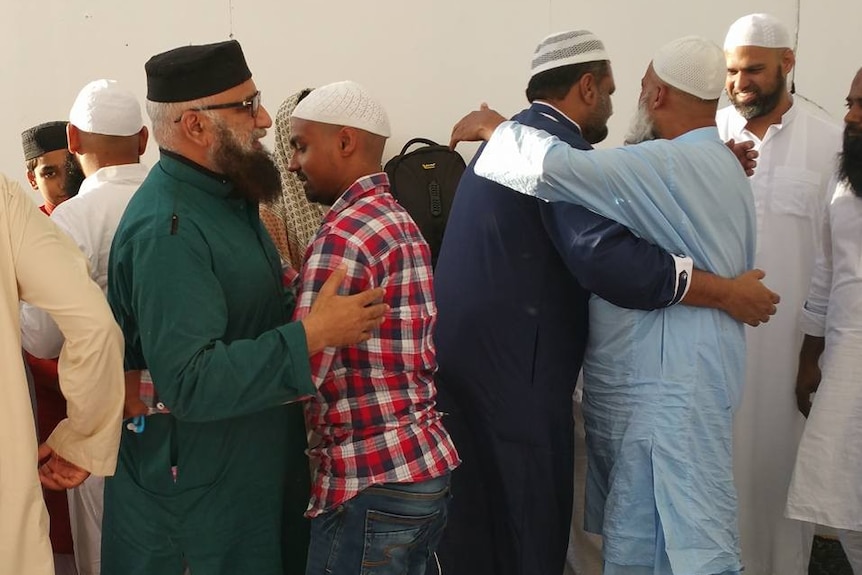 Suasana setelah shalat Idul Fitri dimana orang saling bersalam-salaman mengucapkan selamat.
