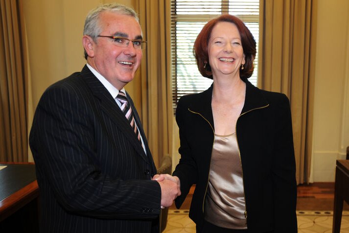 Andrew Wilkie and Julia Gillard in 2010. (Joe Castro: AAP)