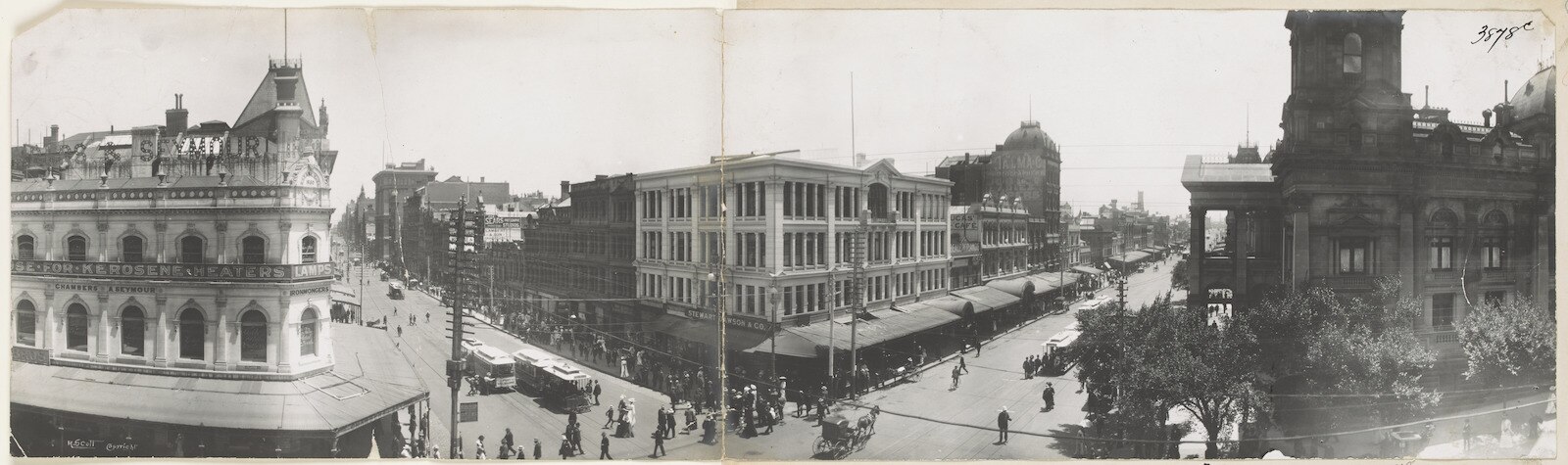 A black and white panoramic shot of Melbourne in 1932.