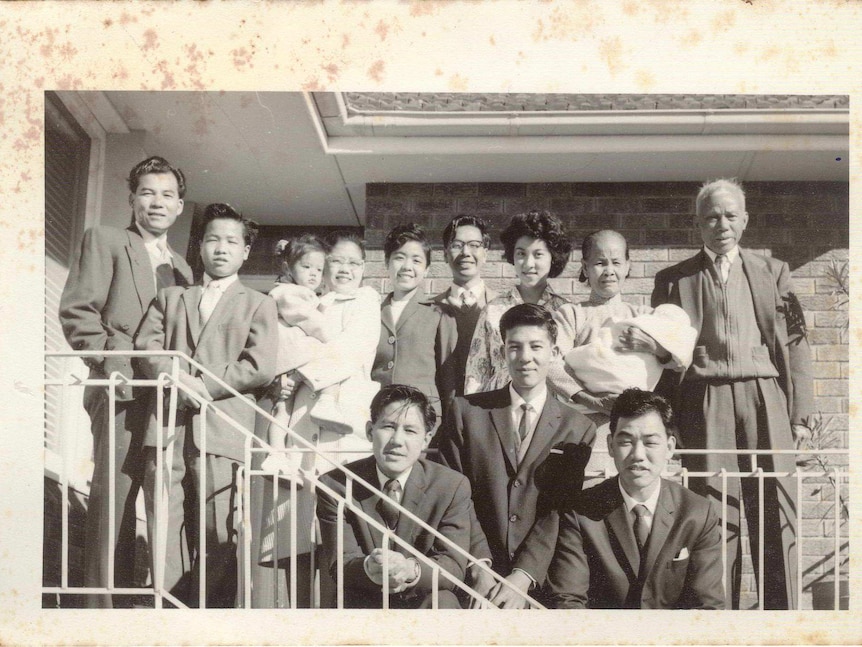 蔡氏家族在1960年代的大合照。后排右一为蔡文粹，右二为他的妻子赵妹，怀里抱着五个月的蔡宗汉，前排右一为蔡少刚。