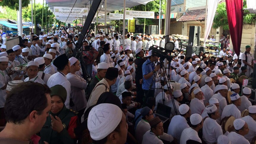Audience waits for President Joko Widodo in Pekalongan