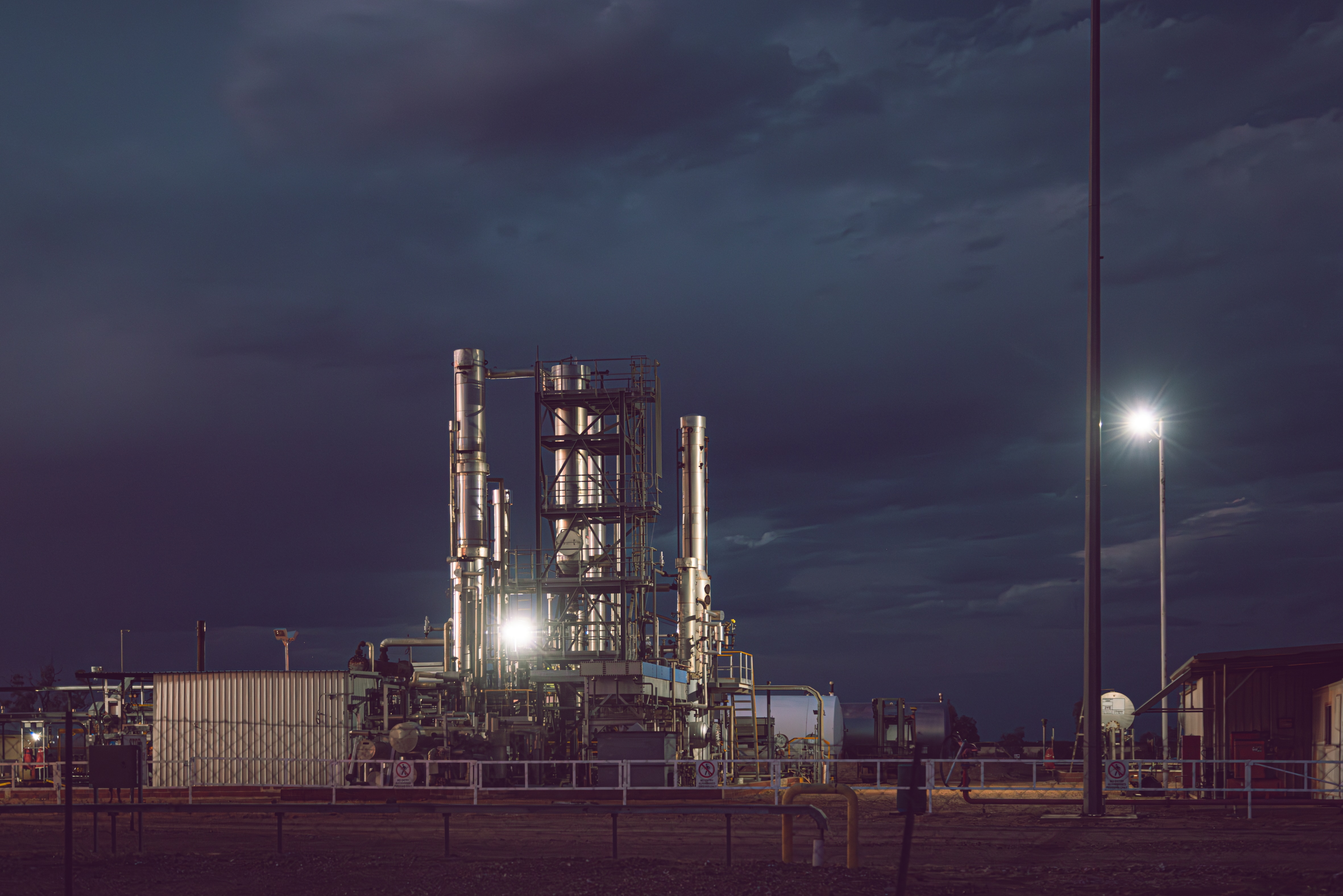 Plano general de una refinería de petróleo tomada de noche 