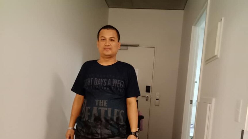 Ismail Marzuki dengan kaki palsu yang membantunya untuk berjalan dengan normal
