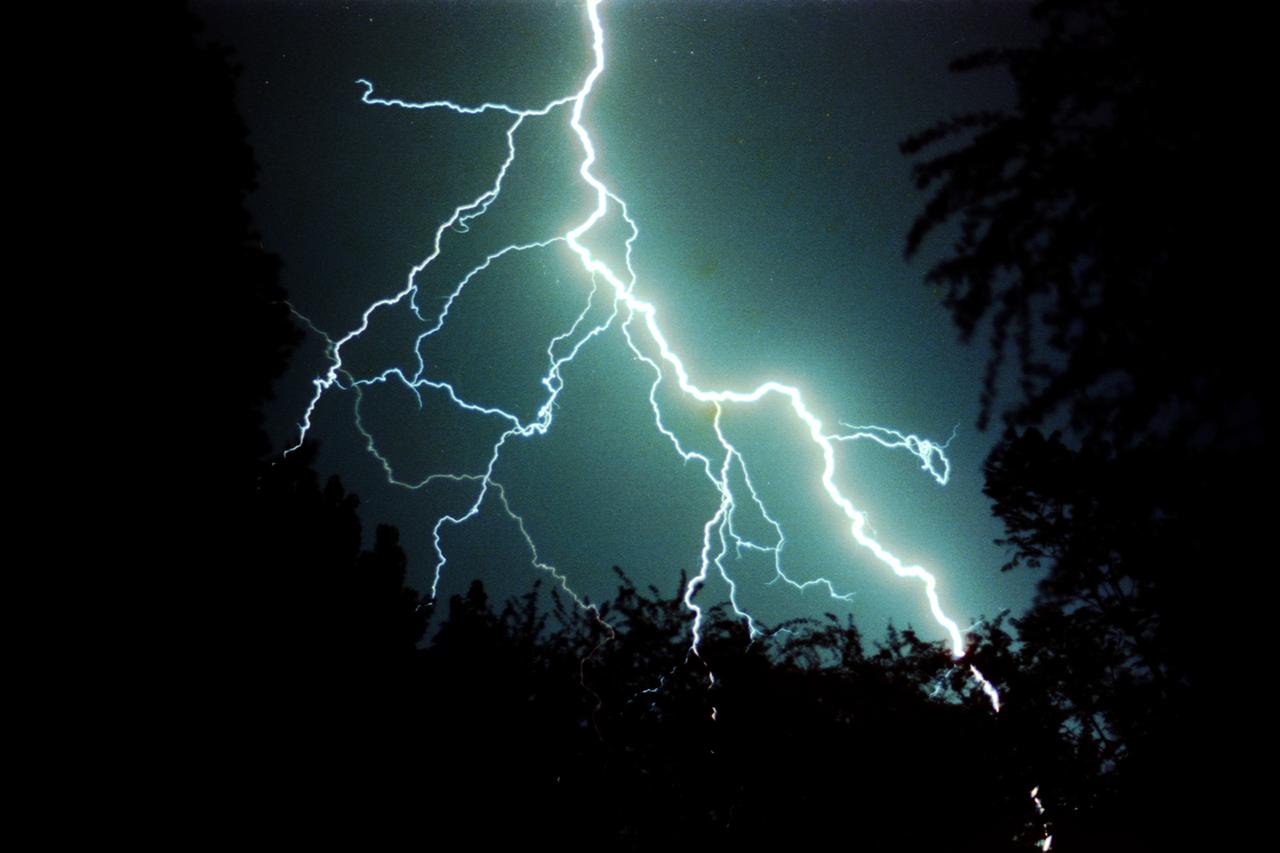 Зеленая молния фото Stock videa na téma Digital Danger -videoklipy ve 4K a HD Shutterstock