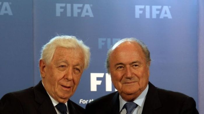 FFA chairman Frank Lowy hands over Australia's bid book to FIFA President Sepp Blatter.