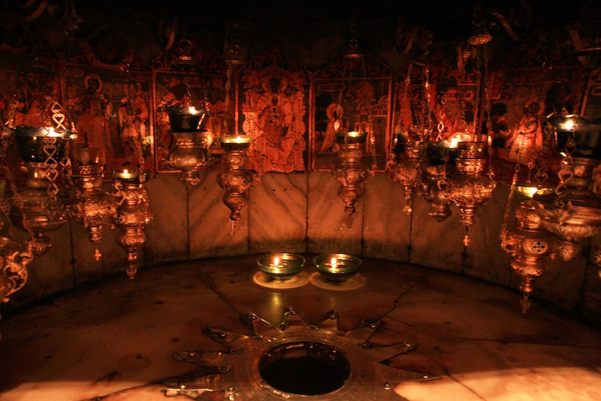 Sebuah altar dengan hiasan lampu-lampu gantung dan lubang yang bertepikan bintang.