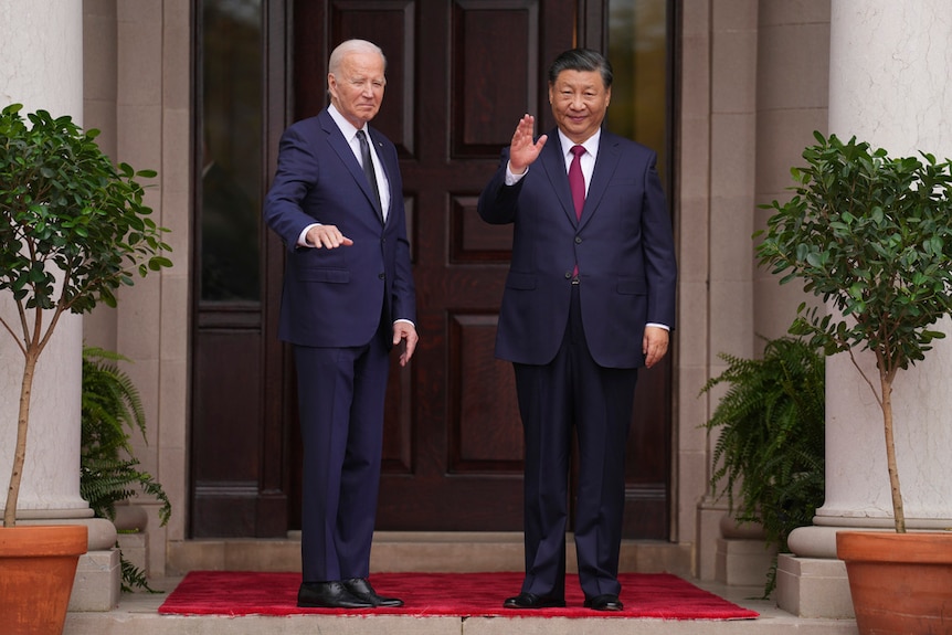 中美两国元首向记者挥手致意。