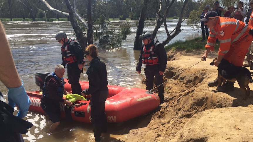 Man, dog rescued from floodwaters in Victoria's north-east