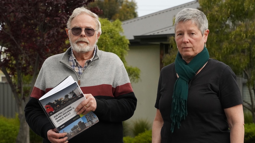Bert Boere holding an air pollution report standing next to Chair of the group Carmen Largaiolli.