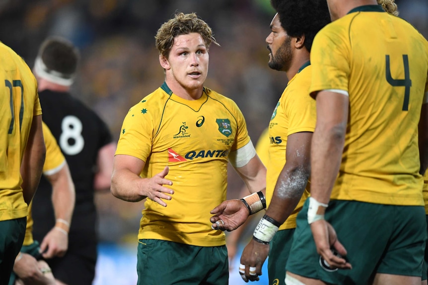 Michael Hooper speaks to his Wallabies teammates.