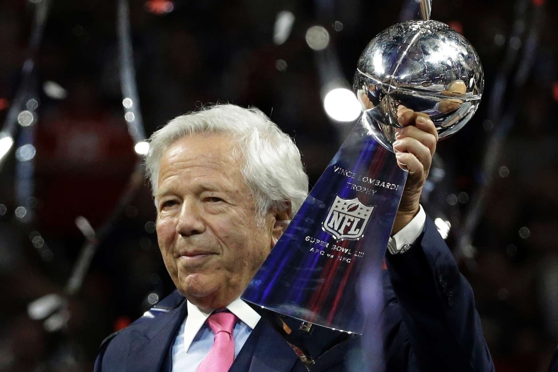 Robert Kraft segura o troféu Vince Lombardi