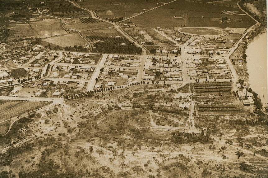 Vue aérienne d'une ville en sépia.