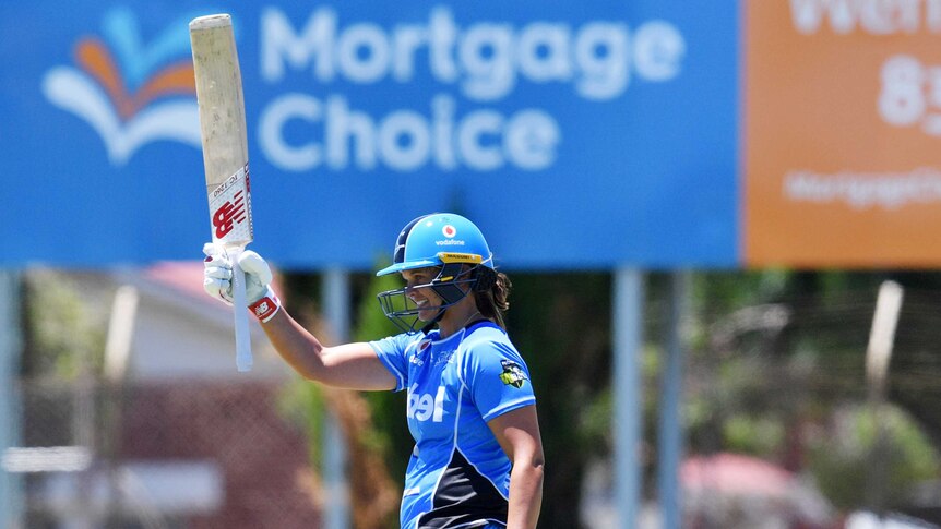 Suzie Bates raises her bat after reaching her century for the Strikers against the Hurricanes.