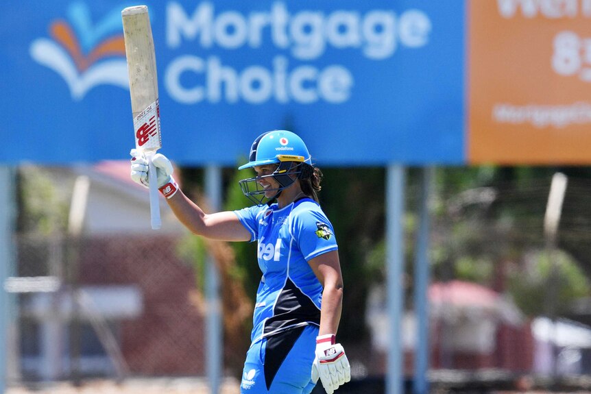 Suzie Bates raises her bat after reaching her century for the Strikers against the Hurricanes.