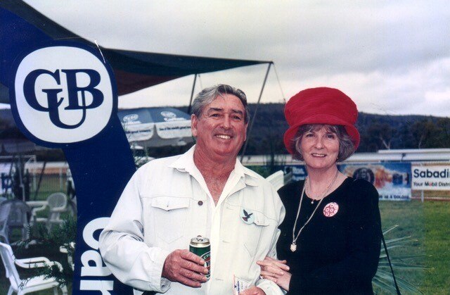 Ted Egan y Nerys Evans en el circuito de Alice Springs.