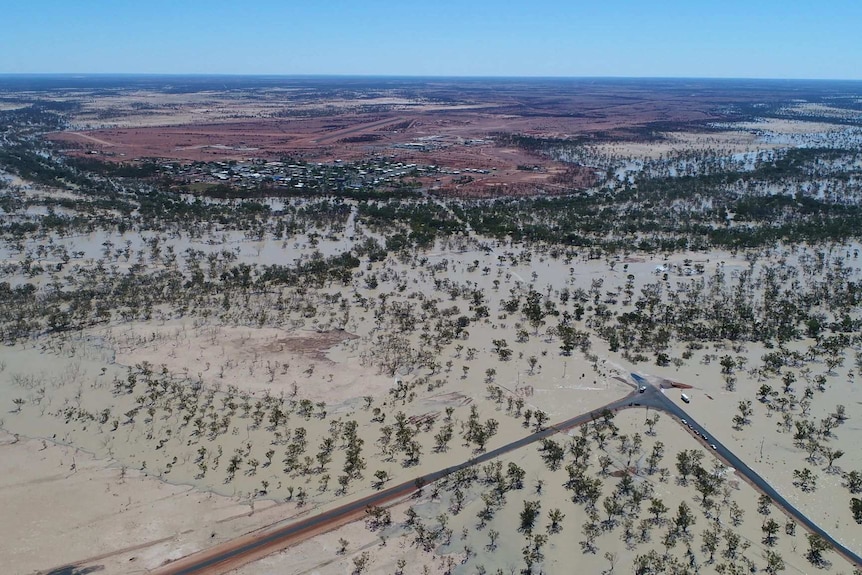 An aerial shot of Thargomindah and floodwaters April 2019
