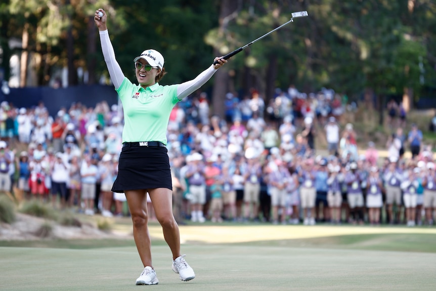 La golfista australiana Minjee Lee grita de alegría, golpea el aire y sostiene su putter en alto después de ganar el US Women's Open. 