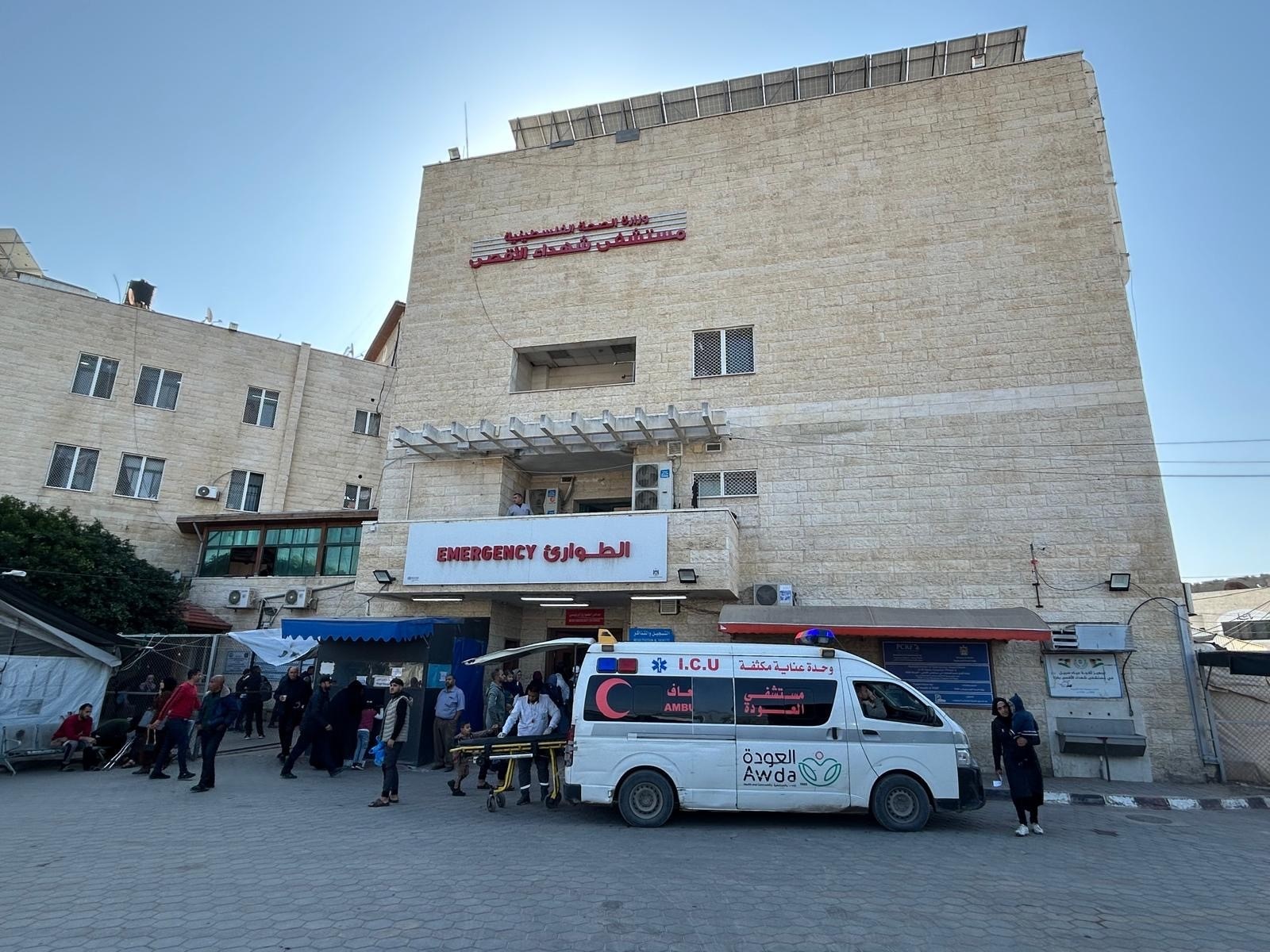Prédio de hospital em Gaza com ambulância na frente