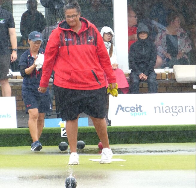 A female lawn bowler