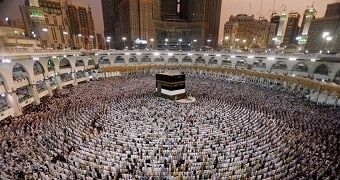 Muslim berdoa di Masjidil Haram di Mekkah, Arab Saudi.