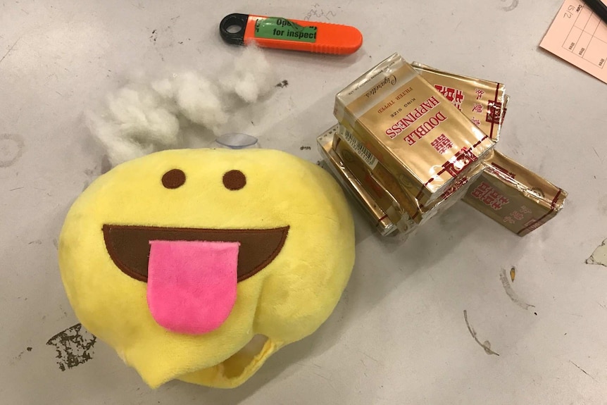 Жълта пухкава играчка заедно с нелегален тютюн