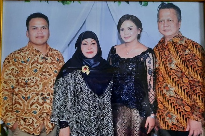 tubagus adhi with his family photo wearing batiks.