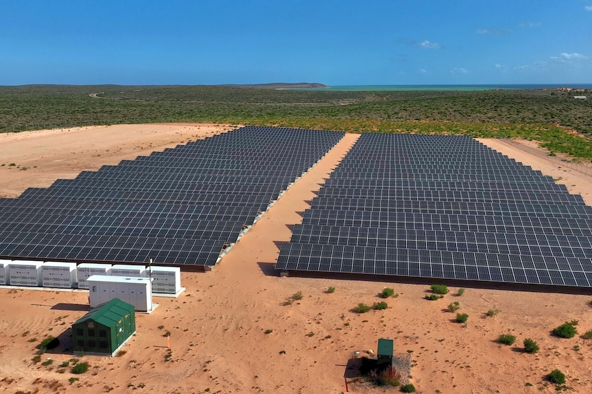 Vue aérienne d'une ferme solaire 