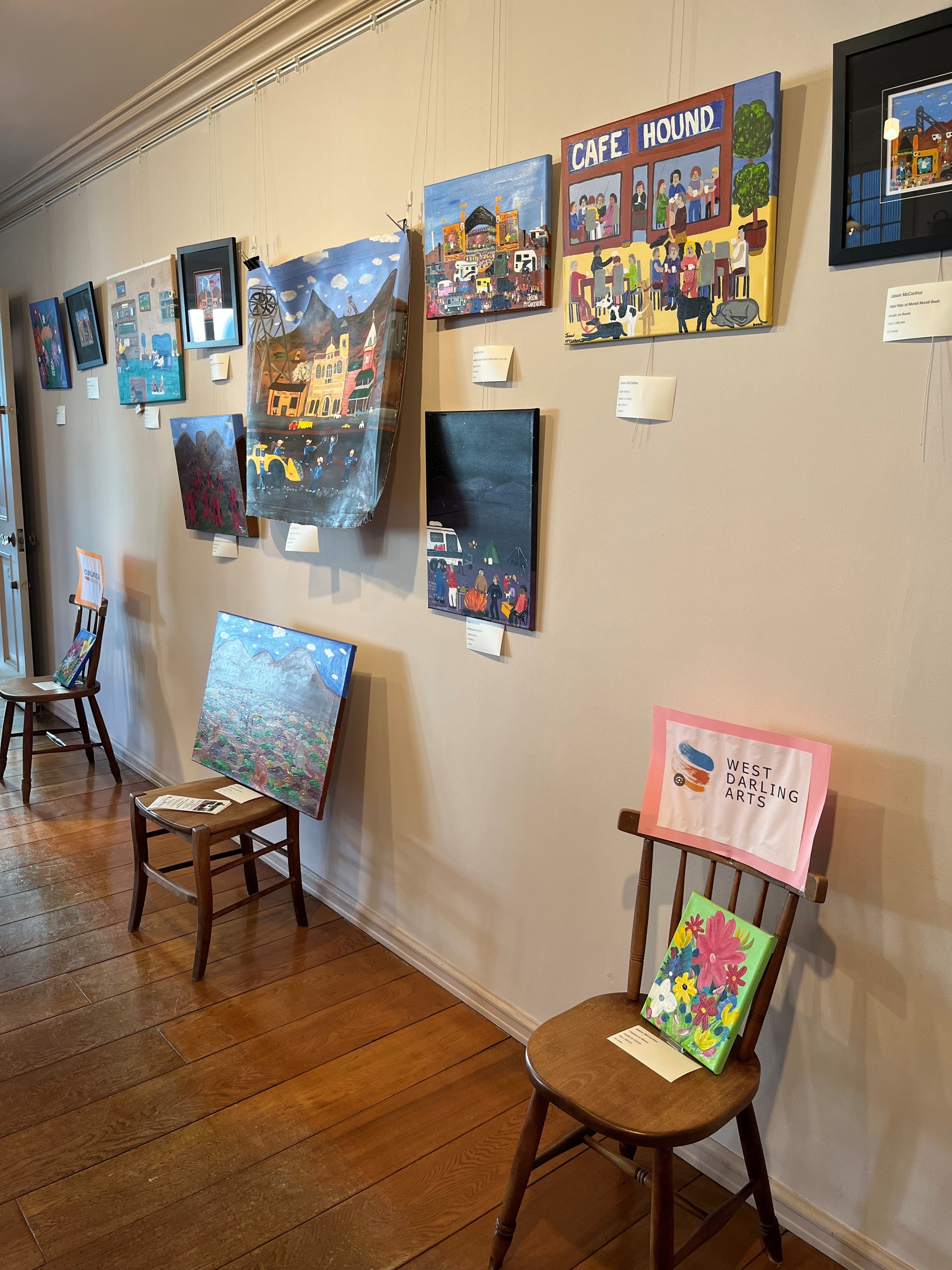 Una serie de cuadros colgados en una pared.