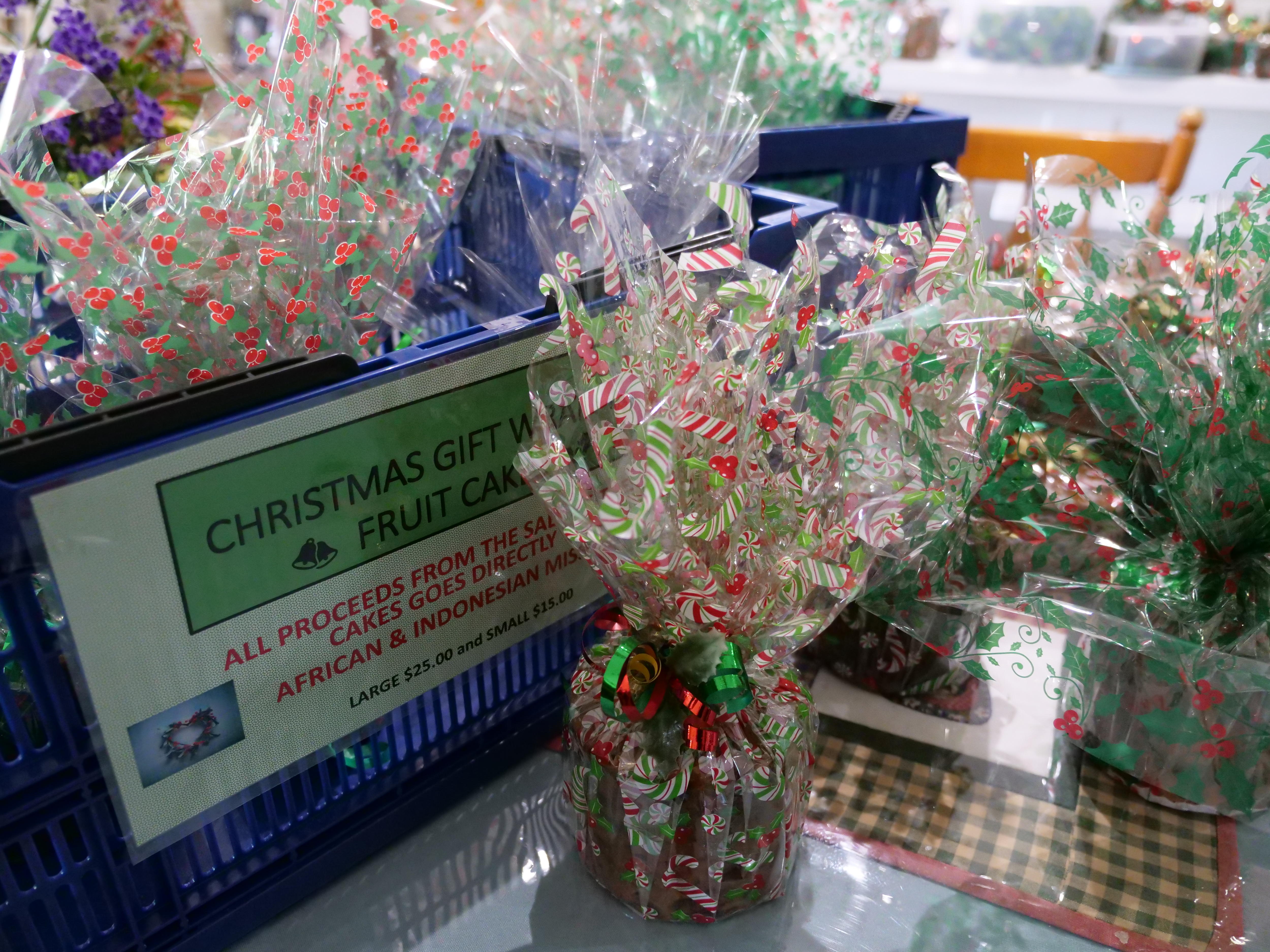 Los pasteles envueltos en envases coloridos se encuentran junto a un cartel que dice: 