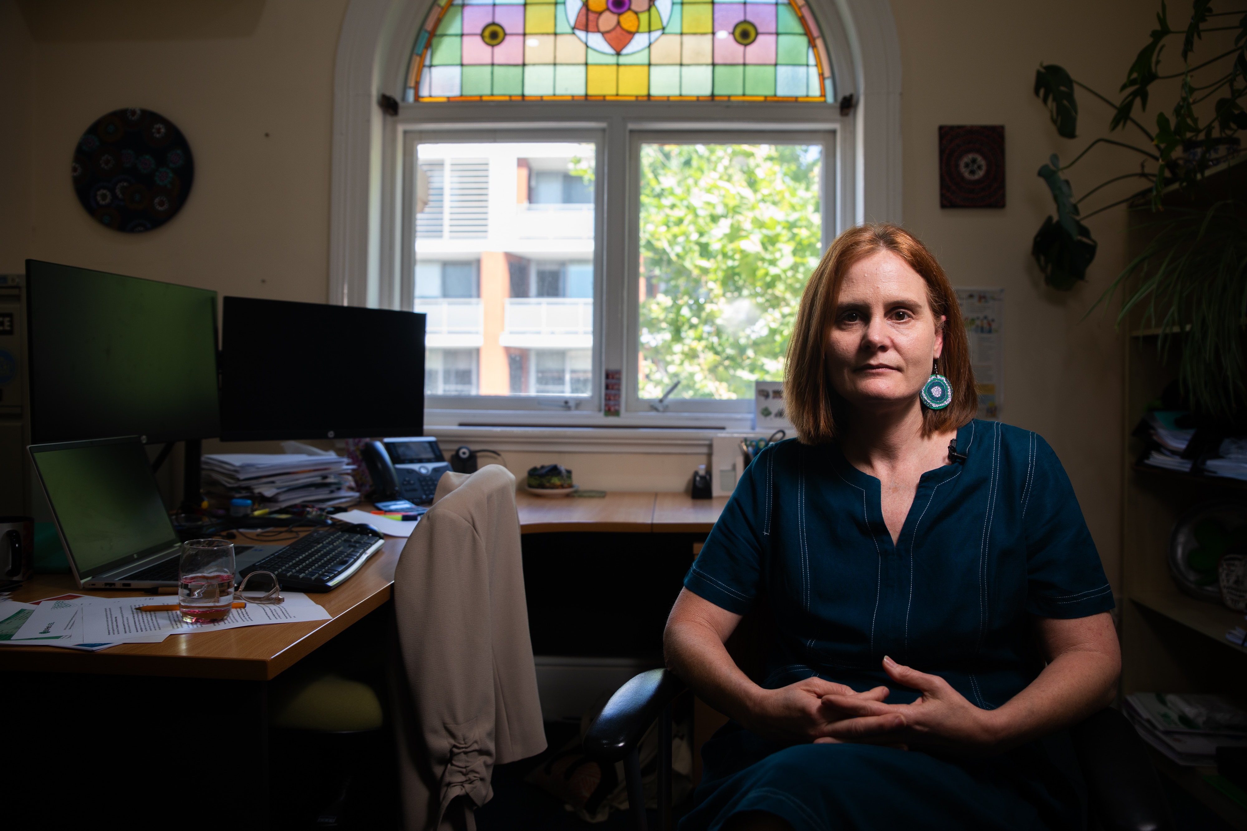 Traci Cascioli sentada em um escritório.