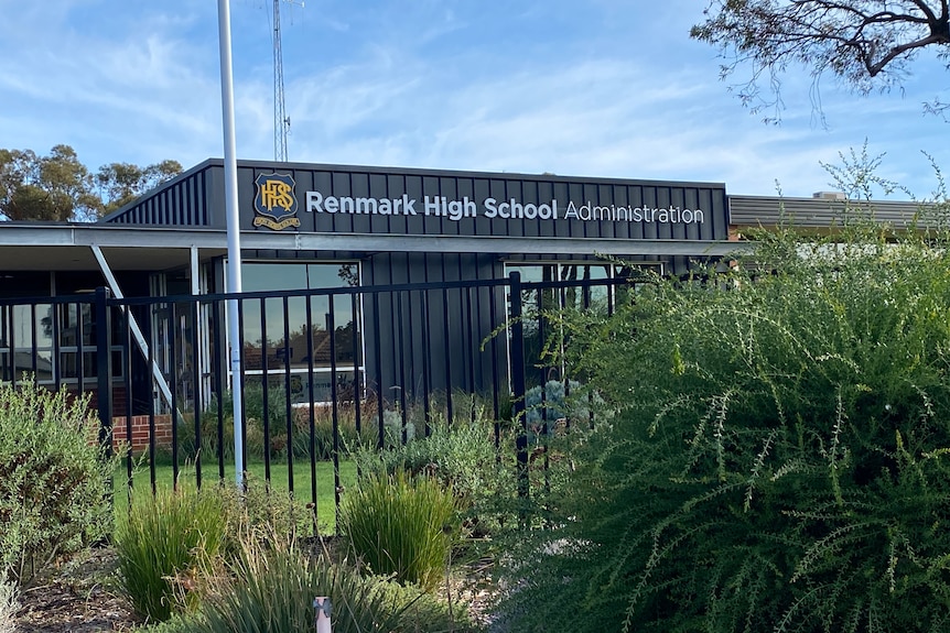 Un edificio pequeño, de color oscuro, que lleva las letras "Administración de la escuela secundaria de Renmark".