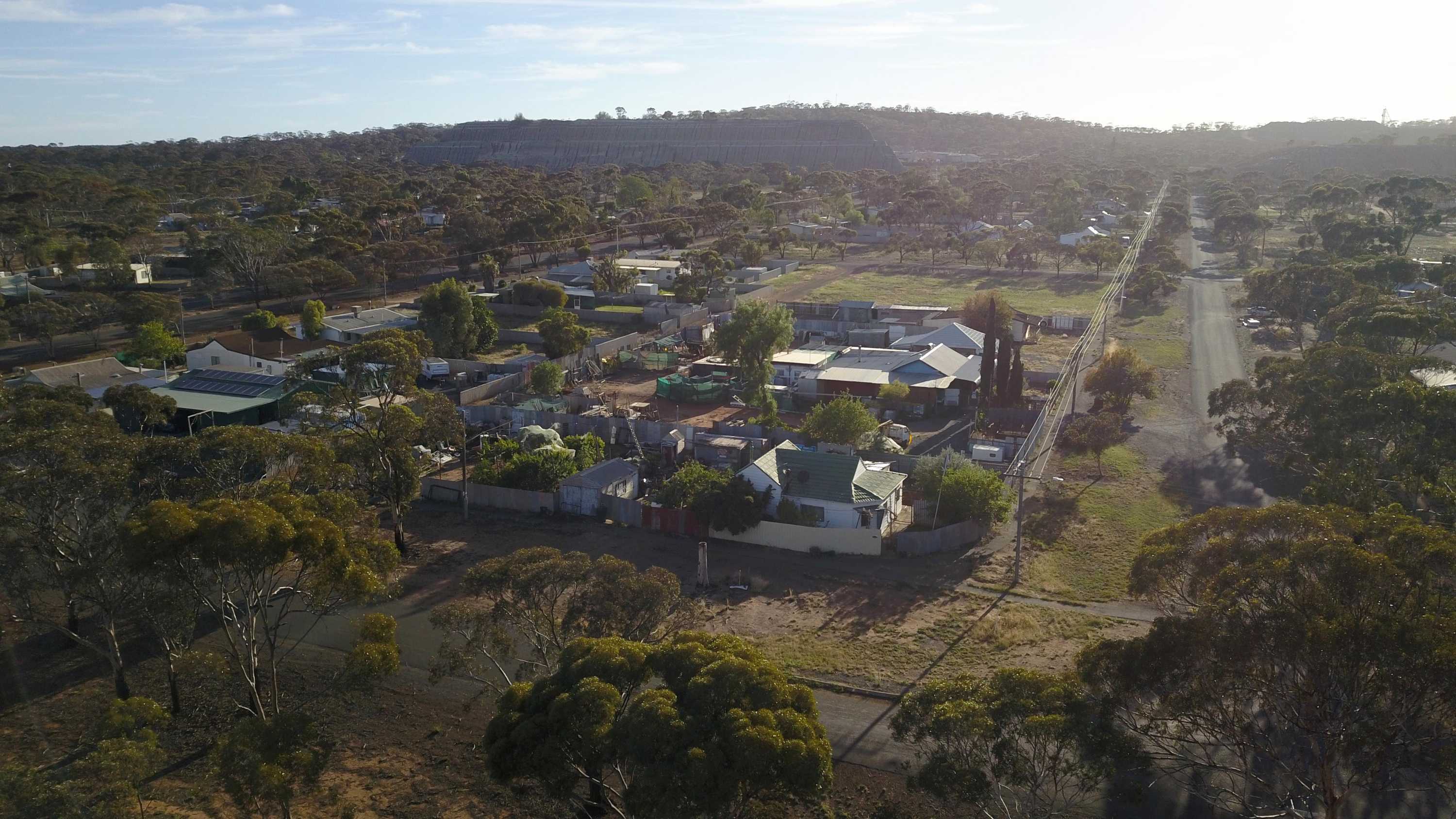Una vista aérea de Norseman que muestra un estante de roca fuera de la ciudad.