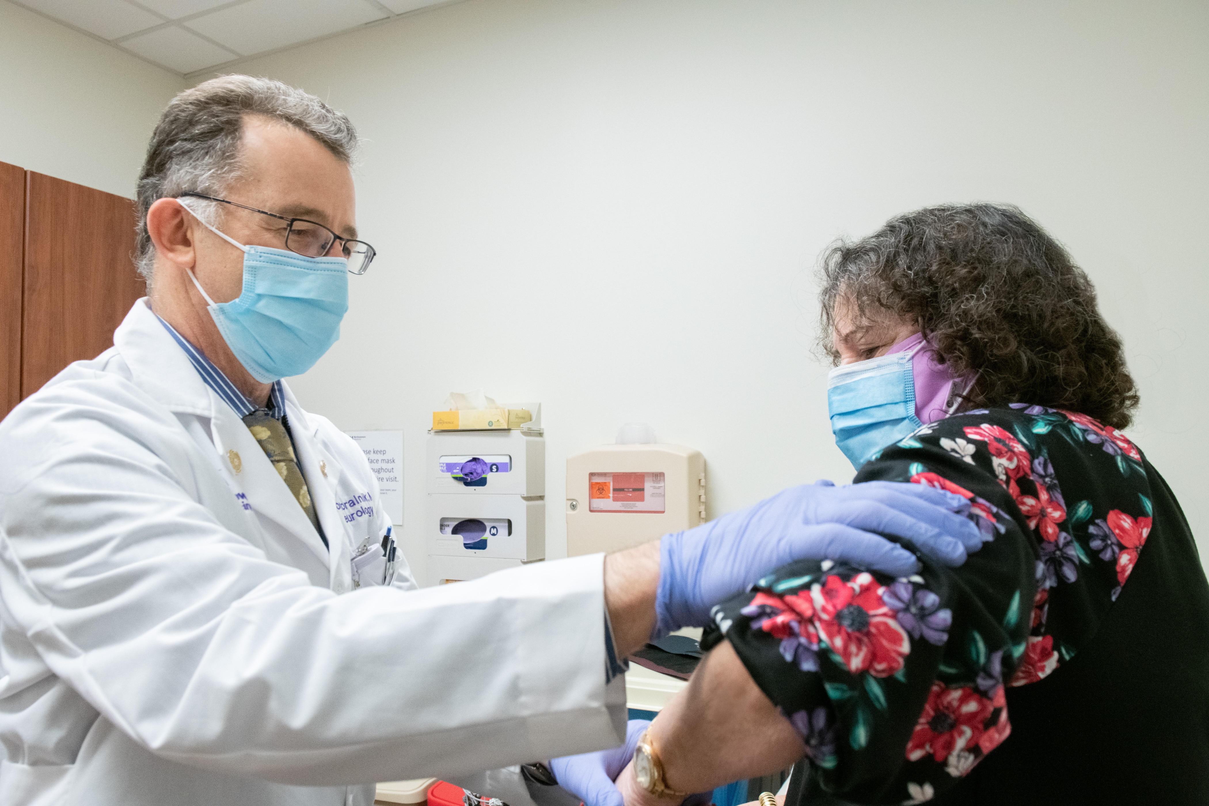 Professor Igor Koralnik assists a long COVID patient.