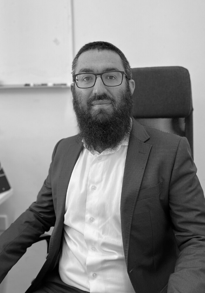 El rabino Shlomo Nathanson sonríe a la cámara.