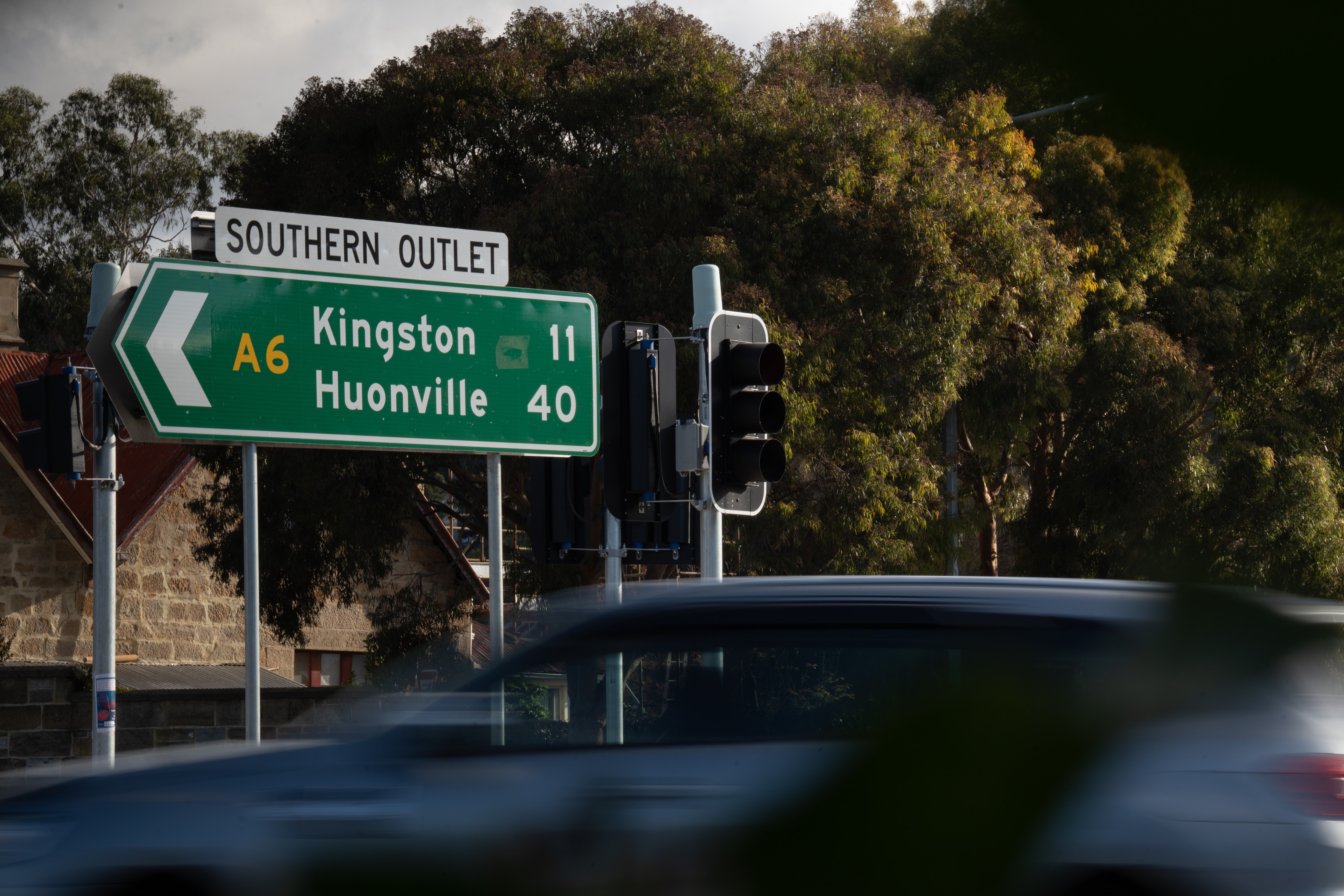Traffic moving quickly through a wide road with several lanes