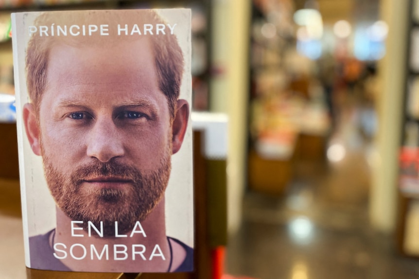 Una copia en español de las memorias del Príncipe Harry, Spare, está disponible en una librería en Barcelona.